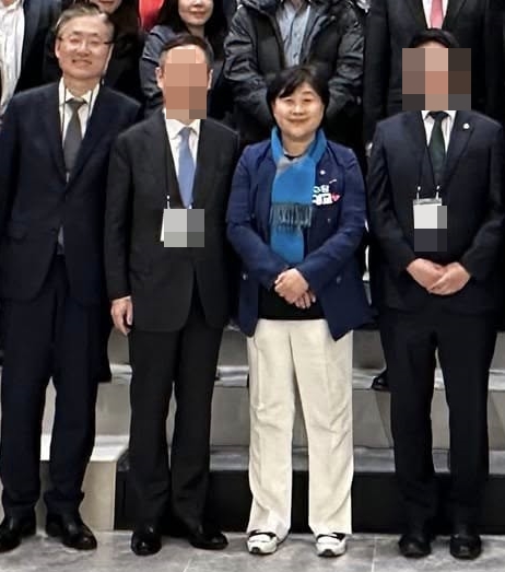 김형두 헌법재판과 더불어민주당 서영교 의원이 지난 13일한국법조인협회에서 개최한 ‘2024년 송년의 밤’ 행사에 참석해 기념사진을 찍고 있다.(김기원 한국법조인협회 회장 페이스북)