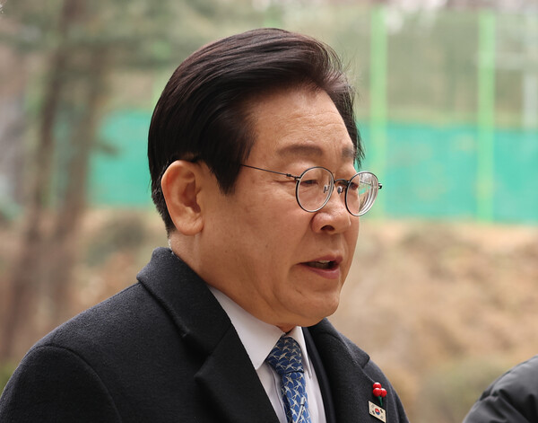 더불어민주당 이재명 대표가 20일 서울 서초구 서울중앙지법에서 열린 '대장동 배임·성남FC 뇌물' 관련 1심 속행 공판에 출석하며 취재진 질문에 답하고 있다(연합뉴스)