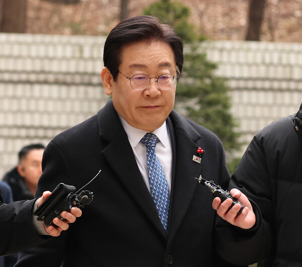  더불어민주당 이재명 대표가 20일 서울 서초구 서울중앙지법에서 열린 '대장동 배임·성남FC 뇌물' 관련 1심 속행 공판 출석을 위해 법정으로 향하고 있다(연합뉴스)