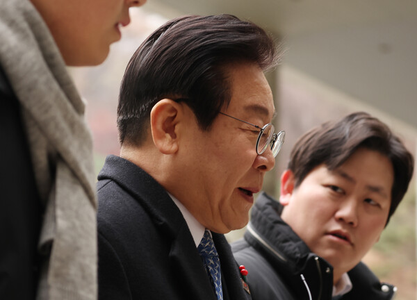 더불어민주당 이재명 대표가 20일 서울 서초구 서울중앙지법에서 열린 '대장동 배임·성남FC 뇌물' 관련 1심 속행 공판에 출석하기 위해 법정으로 향하고 있다(연합뉴스)