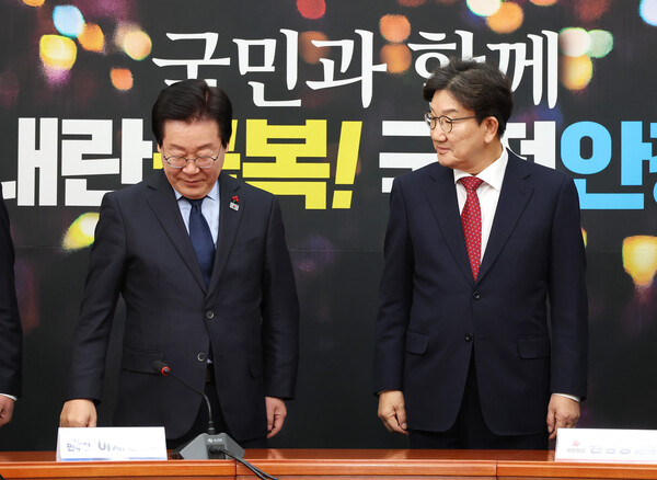 국민의힘 권성동 원내대표(오른쪽)가 18일 오후 국회에서 더불어민주당 이재명 대표를 예방해 인사한 뒤 배석자들과 기념 촬영을 하기 위해 자리를 잡고 있다(연합뉴스)