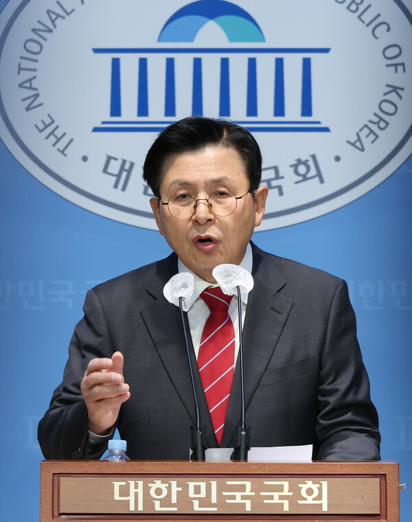  황교안 전 국무총리가 19일 오후 서울 여의도 국회 소통관에서 현 시국관련 긴급 기자회견을 하고 있다(연합뉴스)