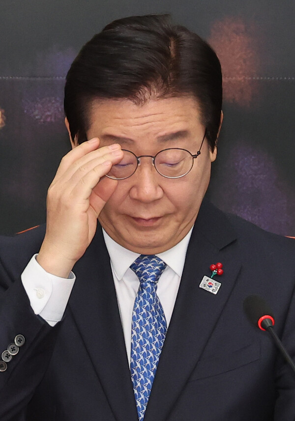  더불어민주당 이재명 대표가 20일 오전 서울 여의도 국회에서 열린 최고위원회의에 참석해 발언하기 앞서 안경을 고쳐쓰고 있다(연합뉴스)