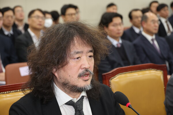 13일 서울 여의도 국회에서 12·3 비상계엄에서의 국가기간방송 KBS 및 관계기관의 역할 등에 대한 현안질의 등을 위해 열린 과학기술정보방송통신위원회 전체회의에서 방송인 김어준 씨가 질의에 답변하고 있다(연합뉴스)