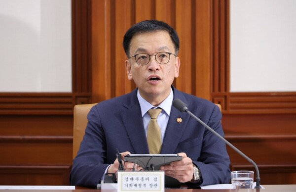 ▲ 최상목 부총리 겸 기획재정부 장관이 23일 서울 종로구 정부서울청사에서 열린 경제관계장관회의 겸 산업경쟁력강화 관계장관회의에서 발언하고 있다. [사진제공=연합뉴스]