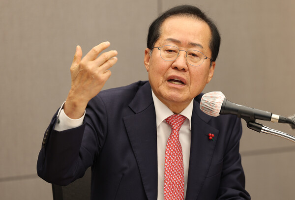  홍준표 대구시장이 26일 오후 대구 북구 대구시청 산격청사에서 열린 송년 기자간담회에서 질문에 답변하고 있다(연합뉴스)