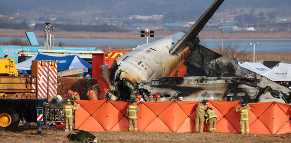 29일 전남 무안군 무안국제공항에서 발생한 제주항공 여객기 충돌 폭발 사고 현장에서 소방구급대원이 사고 여객기를 수색하고 있다. [연합뉴스]