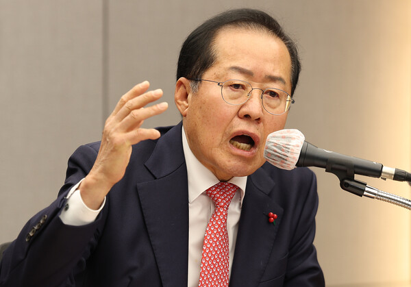  홍준표 대구시장이 26일 오후 대구 북구 대구시청 산격청사에서 열린 송년 기자간담회에서 질문에 답변하고 있다(연합뉴스)