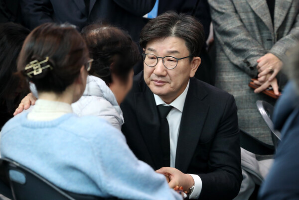 민의힘 권성동 당대표 권한대행 및 원내대표가 30일 오전 무안국제공항에서 제주항공 여객기 사고 탑승객 가족들을 위로하고 있다.  [연합뉴스]