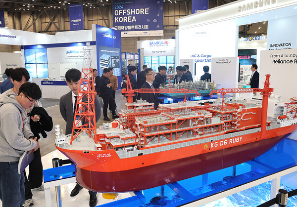 트럼프 당선인(가운데)이 지난 1998년 6월 경남 거제 대우중공업(현 한화오션) 옥포조선소를 방문해 선박 건조를 둘러보는 모습. 왼쪽은 장남인 트럼프 주니어. 2024.11.8 [대우조선해양 제공]