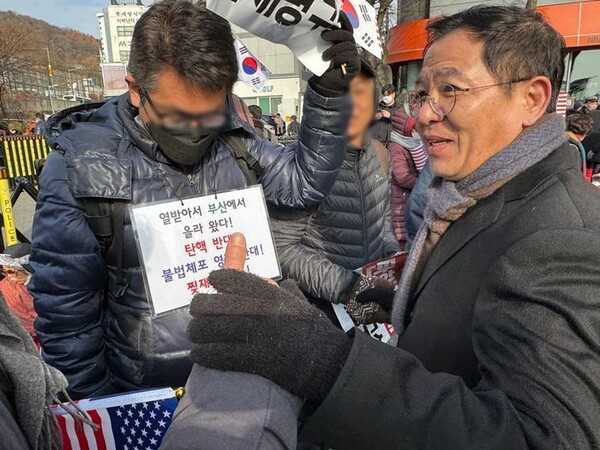 이상휘 국민의힘 의원이 3일 오전 서울 용산구 한남동 대통령 관저 앞에서 열린 탄핵 반대 집회에서 윤석열 대통령 지지자들을 격려하고 있다(연합뉴스)