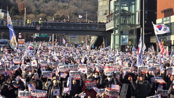 1월 3일 대통령 관저 앞에는 공수처의 체포영장 집행에 반대하는 대통령 지지자들이 모여 탄핵무효를 외치며 집회를 열었다. [대국본]