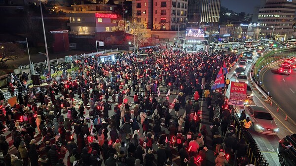 윤석열 대통령 지지자들이 3일 오전부터 공수처의 체포영장 집행에 반대하며 관저 앞에서 집회를 열고 있다. [대국본]
