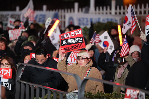  윤석열 대통령에 대한 공수처의 체포영장 집행이 불발된 3일 오후 서울 용산구 대통령 관저 인근에서 대통령 지지자들이 체포·탄핵 반대 집회를 하고 있다(연합뉴스)
