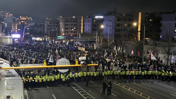 4일 오후 10시경 한남동 대통령 관저 앞에서 집회를 열고 있는 '윤석열 대통령 탄핵' 지지자들에게 퇴거를 명령하고 있다. [김종연 기자]