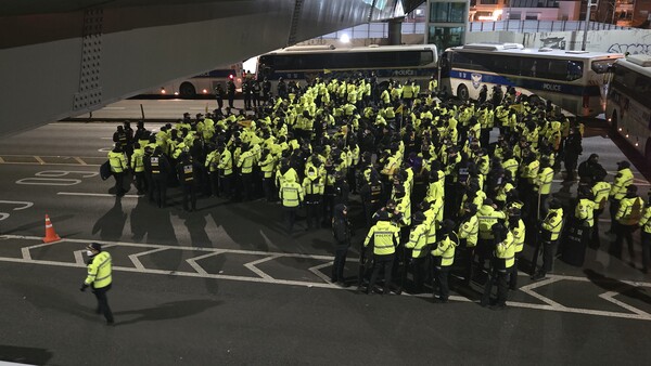 4일 오후 10시 경 '윤석열 대통령 탄핵' 지지자들의 집회 퇴거 명령 불응시 이에 대응하기 위해 준비중인 경찰 병력 [김종연 기자]