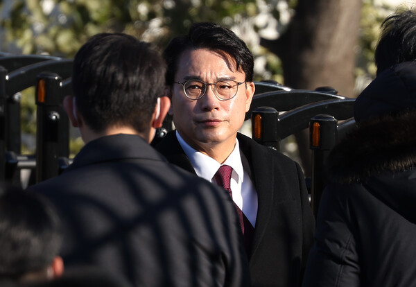 국민의힘 윤상현 의원이 3일 오전 서울 용산구 한남동 대통령 관저로 향하고 있다. 고위공직자범죄수사처는 이날 윤석열 대통령에 대한 체포영장 집행에 나섰다(연합뉴스)