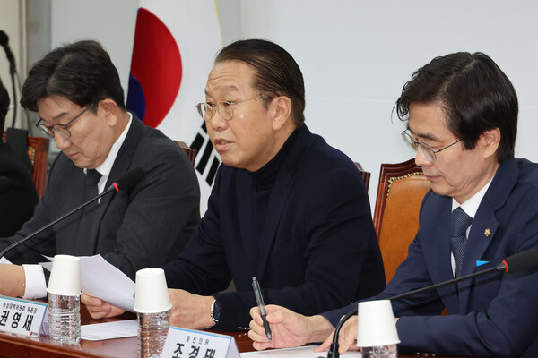  국민의힘 권영세 비상대책위원장이 5일 오후 서울 여의도 국회에서 열린 비대위원과 중진의원의 연석회의에서 발언하고 있다(연합뉴스)