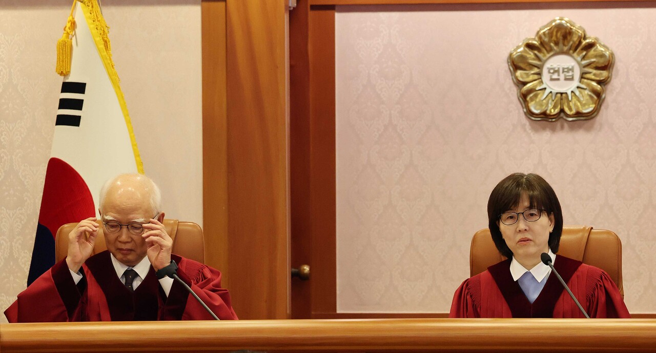 정형식(왼쪽), 이미선 헌법재판관이 지난 3일 오후 서울 종로구 헌법재판소 소심판정에서 열린 윤석열 대통령 탄핵심판 2회 변론준비기일을 진행하고 있다.