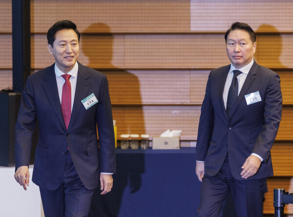 오세훈 서울시장(왼쪽)과 최태원 대한상공회의소 회장이 6일 오전 서울 중구 대한상의 국제회의장에서 열린 2025 서울시 신년 인사회에 입장하고 있다. [연합뉴스]