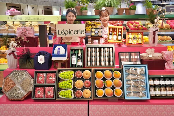 롯데백화점 잠실점 지하1층 식품관에서 2025년 설 선물 세트를 홍보하는 모델들. 사진 제공=롯데백화점.