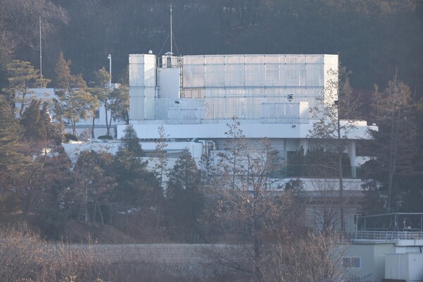 고위공직자범죄수사처와 경찰 국가수사본부가 참여하는 공조수사본부가 윤석열 대통령에 대한 체포영장 기한 연장에 나선 가운데 7일 서울 용산구 한남동 대통령 관저 입구로 여러 대의 차량이 빠져나가고 있다(연합뉴스)