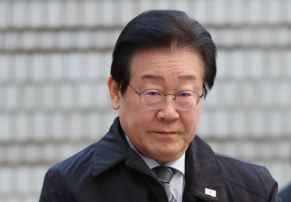  더불어민주당 이재명 대표가 7일 서울 서초구 서울중앙지법에서 열린 '대장동 배임·성남FC 뇌물' 관련 1심 속행 공판에 출석하기 위해 법정으로 향하고 있다(연합뉴스)