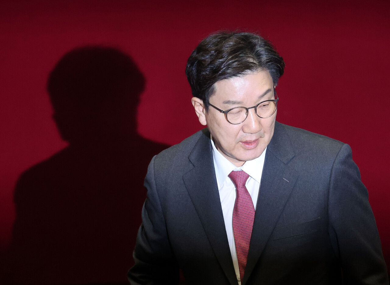 국민의힘 권성동 원내대표가 8일 오후 국회 본회의에서 내란 특검법, 김건희 여사 특검법, 양곡관리법 개정안 등 농업 관련 법안 4개, 국회법 개정안, 국회증언감정법 개정안에 대한 재표결 투표를 하고 있다.