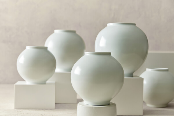 라기환 백자 달항아리 [사진=호텔신라]