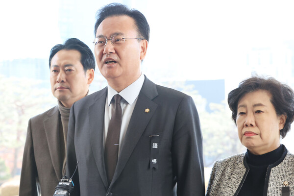 국민의힘 유상범 의원 등 국회 법제사법위원회 소속 국민의힘 의원들이 윤석열 대통령에게 영장을 발부 규탄을 위해 3일 오전 서울 대법원을 방문하고 있다(연합뉴스)