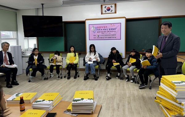성주 작은 출판기념회에서 인사말을 하는 손성남 전 성주중앙초등학교 교장 [인추협]