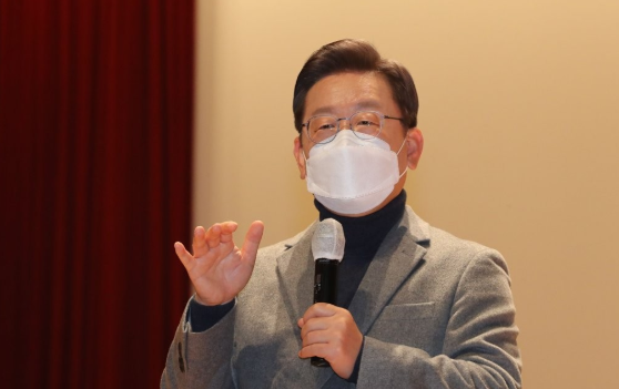 지난 2021년 12월 11일 더불어민주당 이재명 대선 후보가 경북 구미시 금오공과대학교에서 열린 '지역 대학생과 함께 나누는 대구경북의 미래 비전' 행사에서 인사말을 하고 있다. [연합뉴스]