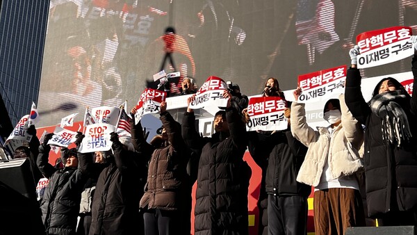 'STOP THE STRAL' '탄핵무효, 이재명 구속' 손팻말 들고 광화문 집회에 참석한 청년들. [대국본]