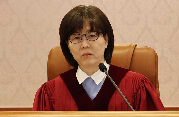 이미선 헌법재판관이 3일 오후 서울 종로구 헌법재판소 소심판정에서 열린 윤석열 대통령 탄핵심판 2회 변론준비기일을 진행하고 있다(연합뉴스)