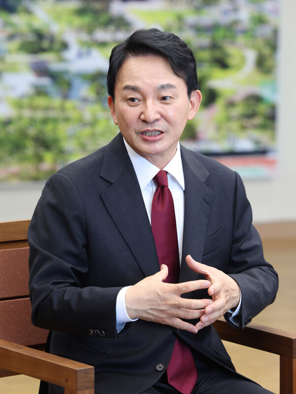 원희룡 전 국토부 장관이 25일 오전 경북도청을 방문해 이철우 경북도지사와 면담 중 발언하고 있다(연합뉴스)