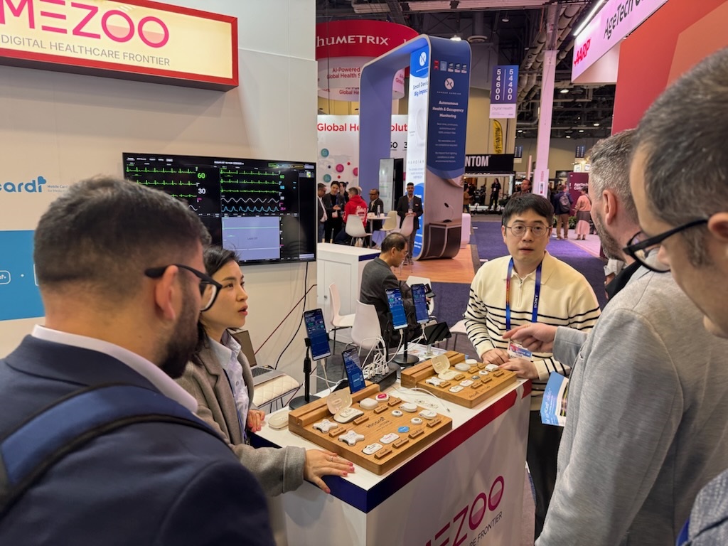 CES 2025에서 동아ST, 메쥬 임직원이 참가자들에게 하이카디 기능을 설명하고 있다.