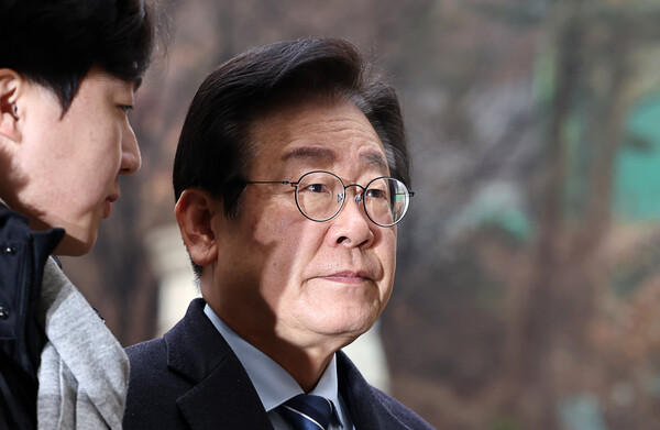 더불어민주당 이재명 대표가 14일 서울 서초구 서울중앙지법에서 열린 '대장동 배임·성남FC 뇌물' 관련 1심 속행 공판에 출석하고 있다(연합뉴스)