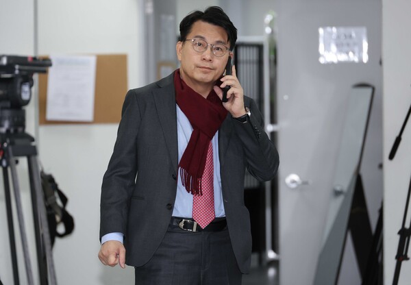 국민의힘 윤상현 의원이 14일 오전 서울 여의도 국회 소통관에서 현안 관련 기자회견에 참석하기 전 누군가와 통화하고 있다(연합뉴스)