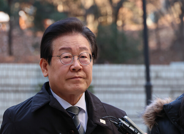  더불어민주당 이재명 대표가 7일 서울 서초구 서울중앙지법에서 열린 '대장동 배임·성남FC 뇌물' 관련 1심 속행 공판에 출석하며 취재진의 질문을 받고 있다(연합뉴스)