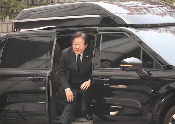 더불어민주당 이재명 대표가 21일 서울 서초구 서울중앙지법에서 열린 '대장동 배임·성남FC 뇌물' 관련 1심 속행 공판에 출석하기 위해 차에서 내리고 있다(연합뉴스)