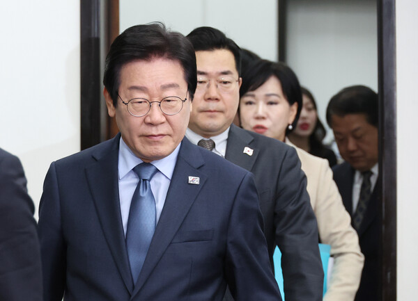  더불어민주당 이재명 대표와 박찬대 원내대표가 22일 국회에서 열린 최고위원회의에 입장하고 있다(연합뉴스)