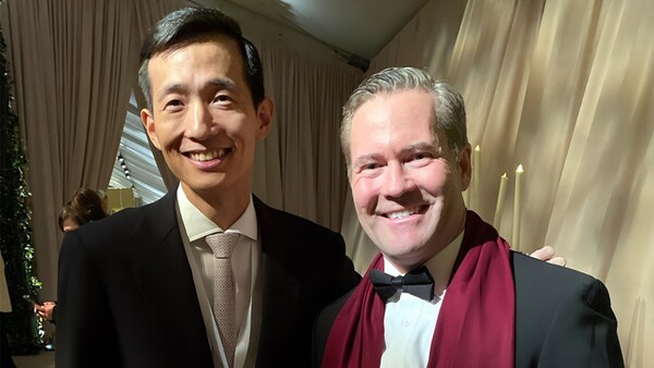 김동관 한화그룹 부회장과 마이크 왈츠 국가안보보좌관이 기념 촬영하고 있다 [사진=한화그룹]