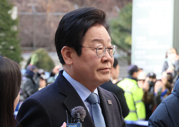 더불어민주당 이재명 대표가 23일 서울 서초구 서울고등법원에서 열린 공직선거법 위반 사건 항소심 첫 재판에 출석하고 있다연합뉴스)