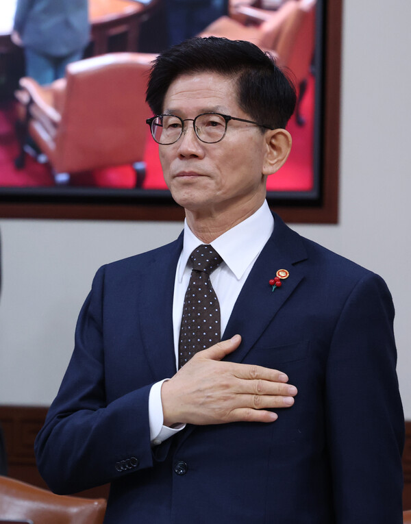 김문수 고용노동부 장관이 14일 정부서울청사에서 열린 국무회의에서 국기에 경례하고 있다(연합뉴스)