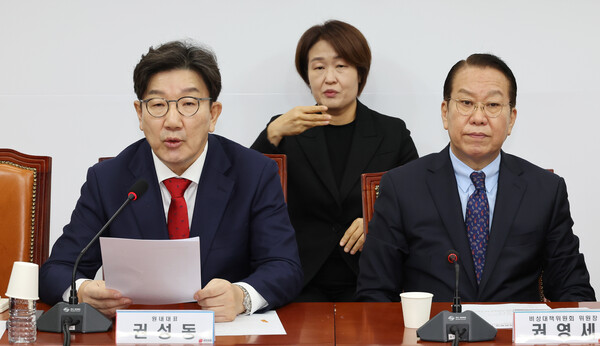 국민의힘 권성동 원내대표가 3일 국회에서 열린 비상대책위원 회의에서 발언하고 있다. 오른쪽은 권영세 비상대책위원장. [연합뉴스]