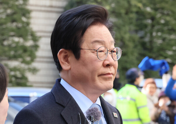 더불어민주당 이재명 대표가 23일 서울 서초구 서울고등법원에서 열린 공직선거법 위반 사건 항소심 첫 재판에 출석하고 있다(연합뉴스)