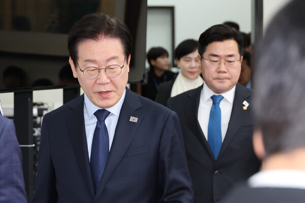 더불어민주당 이재명 대표와 박찬대 원내대표가 3일 국회에서 열린 최고위원회의에 참석하고 있다(연합뉴스)