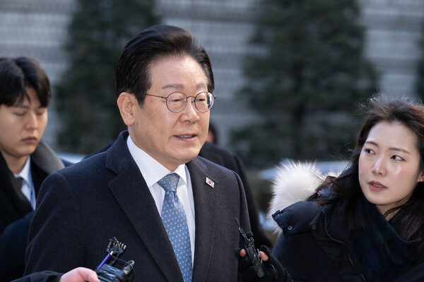 더불어민주당 이재명 대표가 4일 오전 서울 서초구 서울중앙지법에서 열린 '대장동 배임·성남FC 뇌물' 관련 1심 속행 공판에 출석하며 취재진 질문에 답하고 있다(연합뉴스)