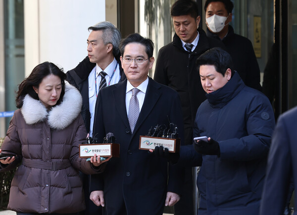 이재용 삼성전자 회장이 3일 오후 서초구 서울고법에서 열린 그룹 경영권 승계 관련 부당합병·회계부정 의혹 항소심 선고공판에서 무죄 판결을 받은 뒤 법원을 나서고 있다. [연합뉴스]
