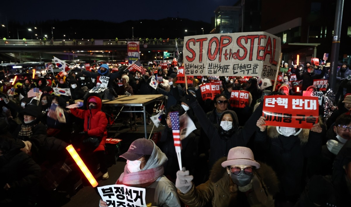 지난 1월 3일 윤석열 대통령 지지자들이 서울 용산구 한남동 대통령 관저 입구에서 고위공직자범죄수사처의 체포영장 집행을 막기 위해 집회를 열고 있다.